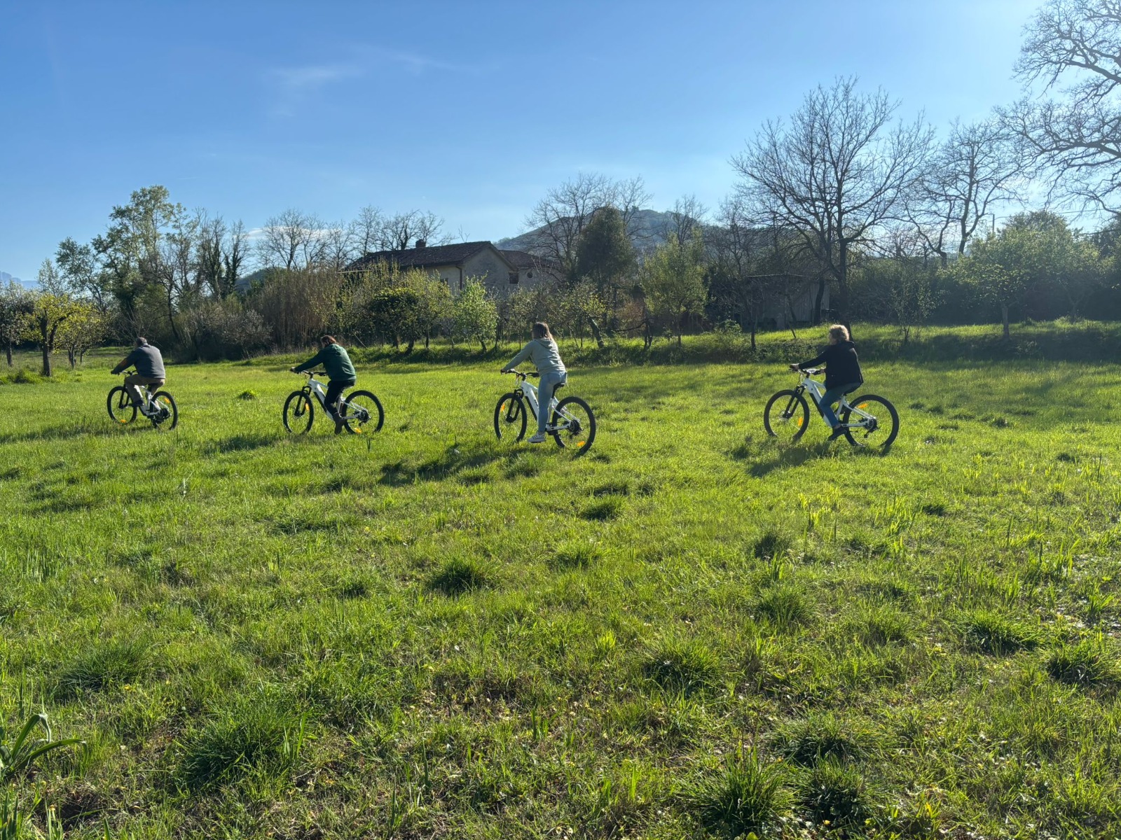 Escursione in bici elettrica nel prato