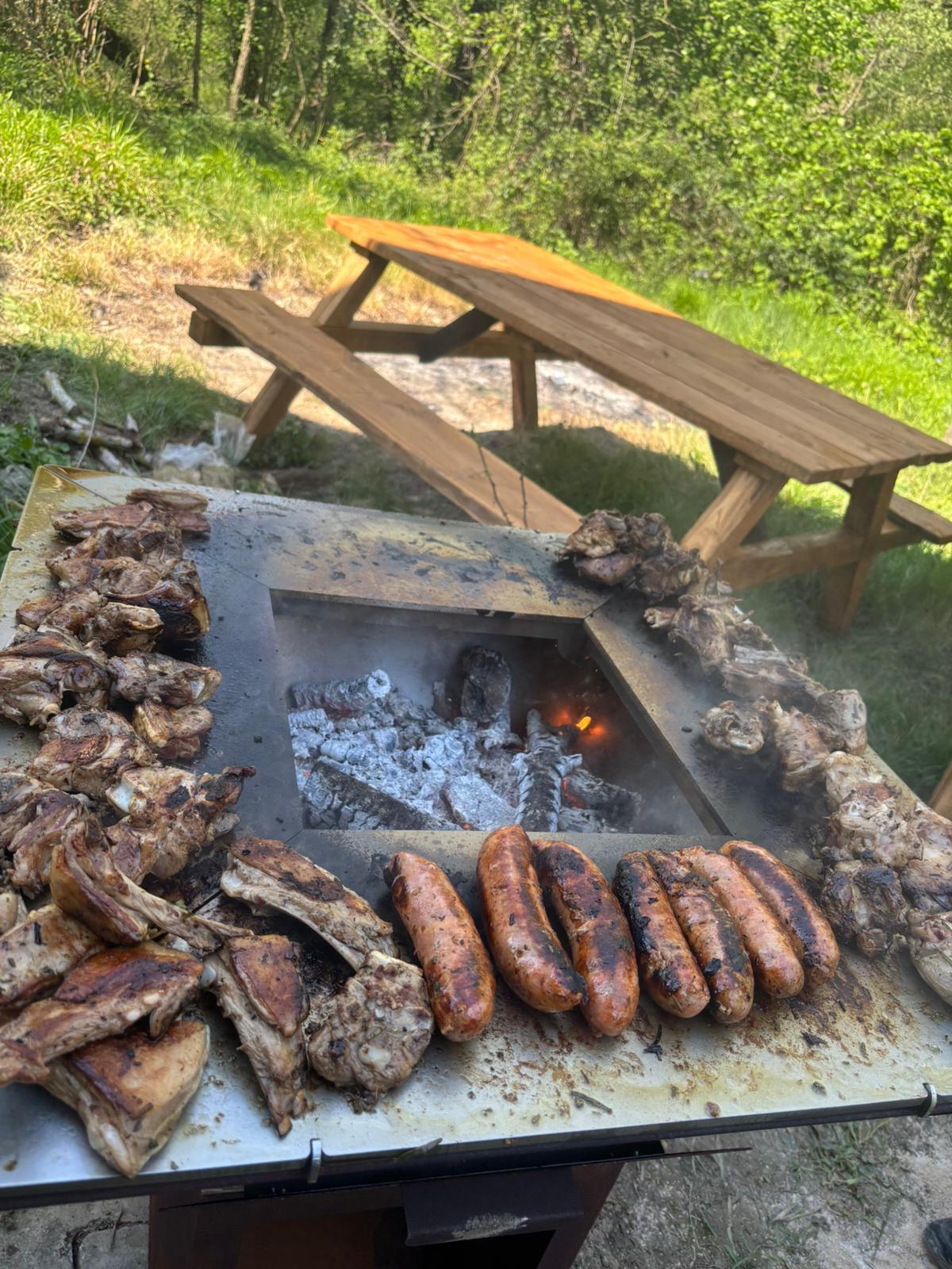 Barbecue in azione con carne alla griglia